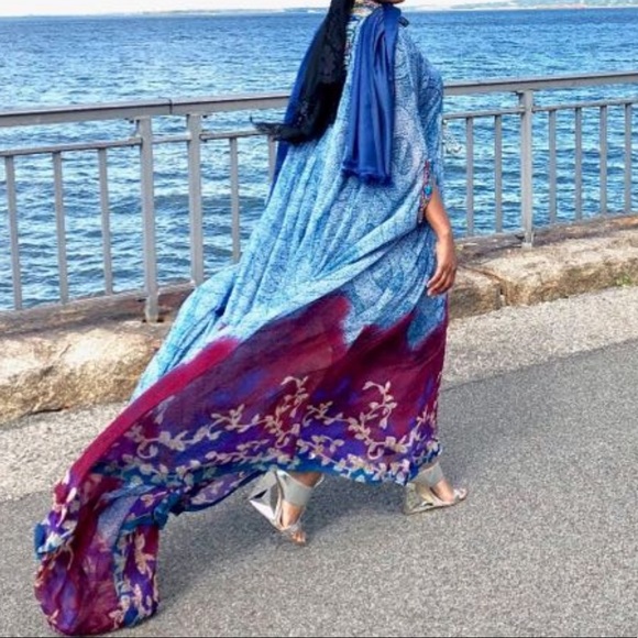 Elegant Blue and Red Maxi Dress - Picture 3 of 14